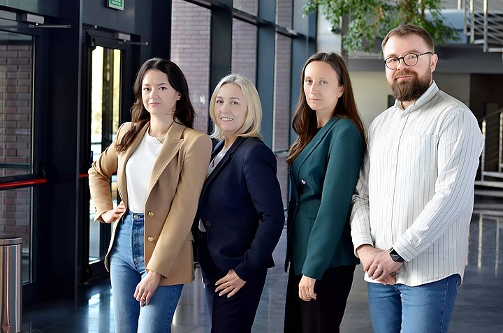 Kierownik grupy: dr hab. inż. Aneta Zima, prof. AGH; Pracownicy: dr inż. Joanna Czechowska, mgr inż. Kinga Kowalska, mgr inż. Piotr Pańtak